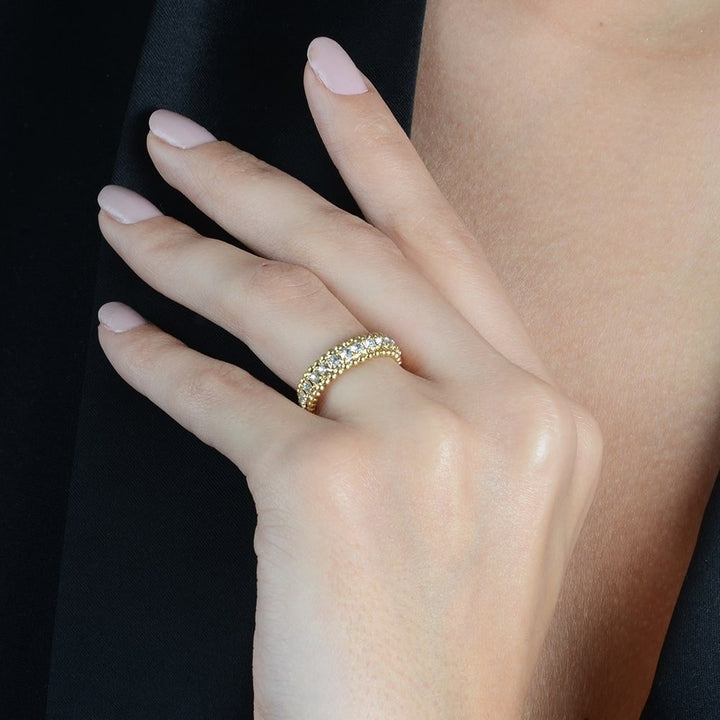 Anel Dourado Cravejado – Zircônias Premium
